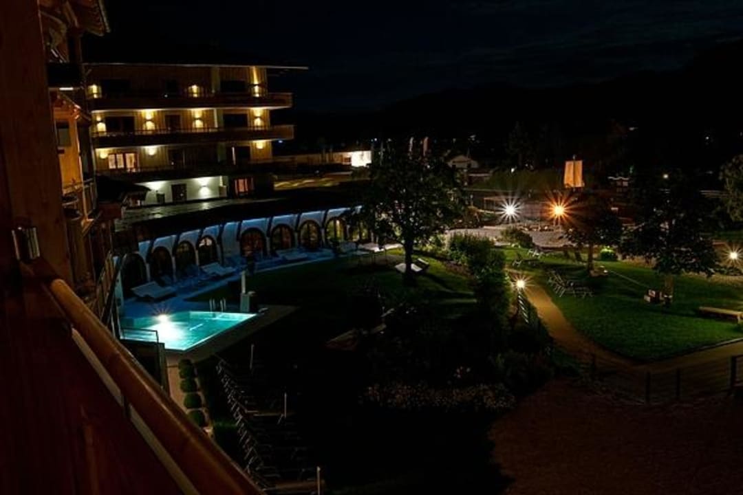 Hotelanlage bei Nacht Familienresort Buchau