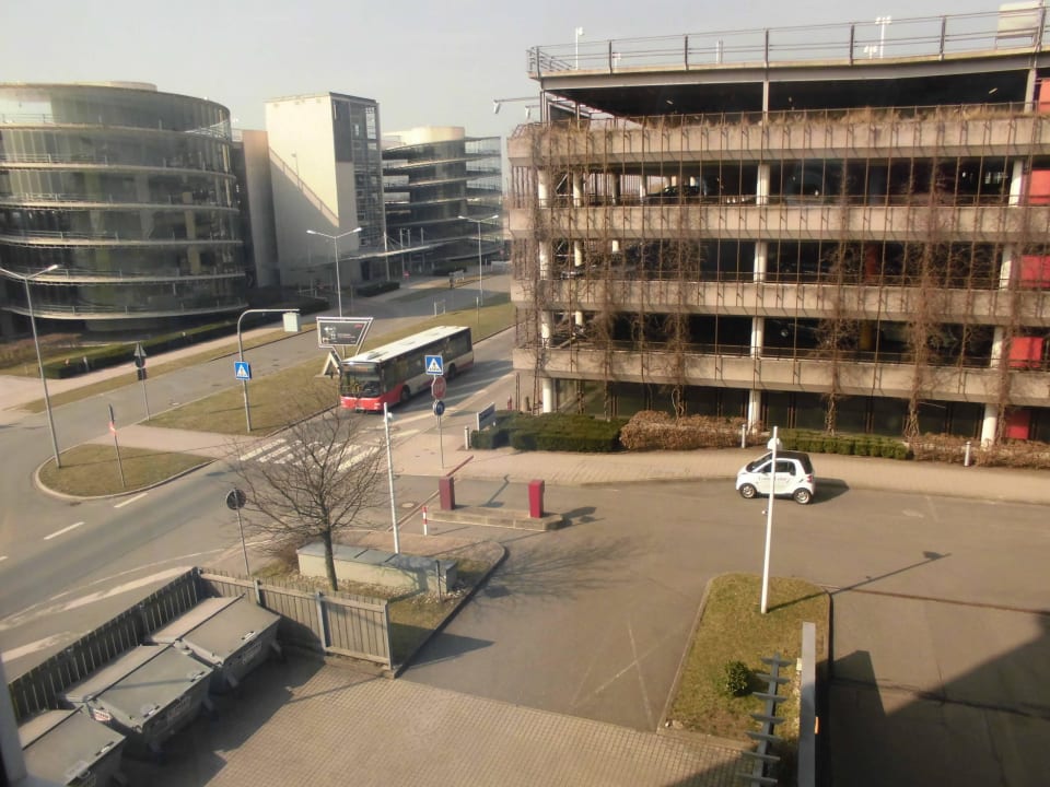 Blick von Zimmer 3322 Mövenpick Hotel Nürnberg Airport