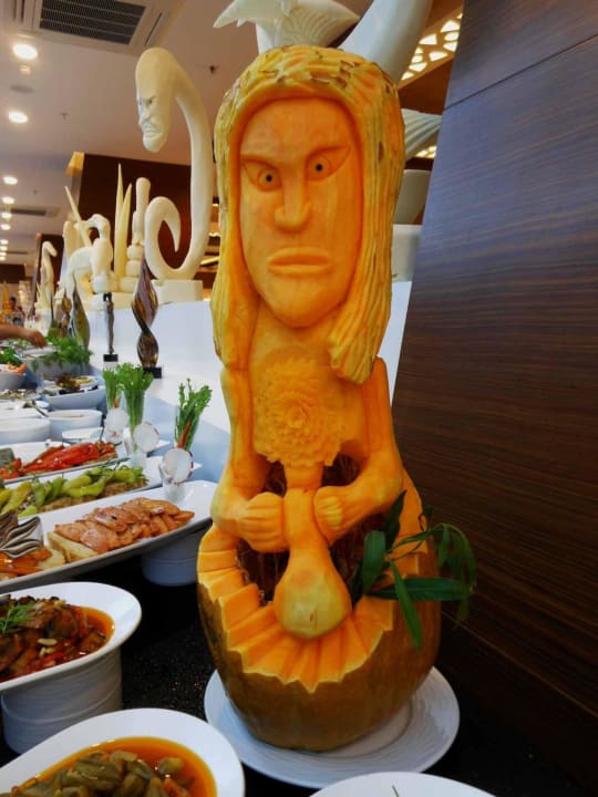 Deko-Kürbis auf dem Buffet Luna Blanca Resort & Spa