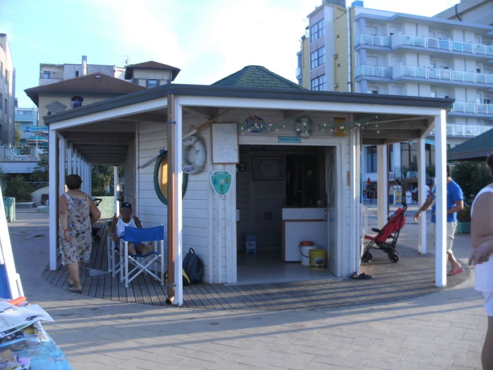 Badehäuschen am Strand Hotel Sayonara