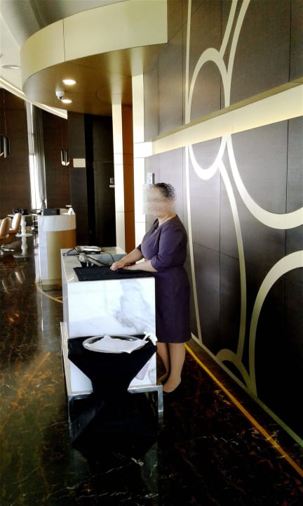 Herzlicher Empfang in der Lobby Conrad Abu Dhabi Etihad Towers