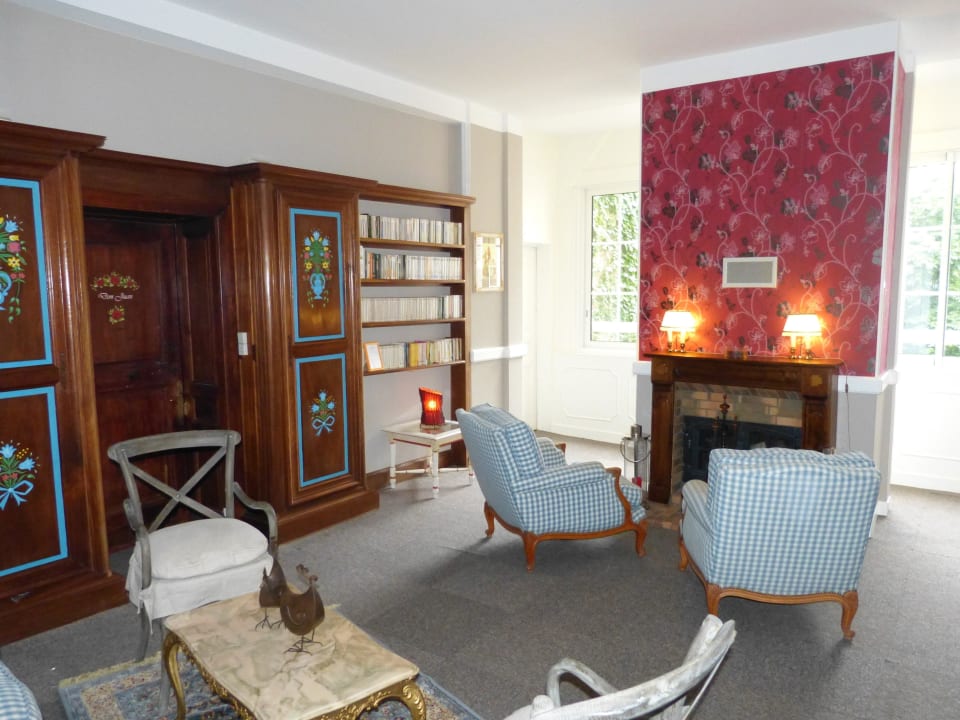 Einer der Aufenthaltsräume Hostellerie La Roseraie