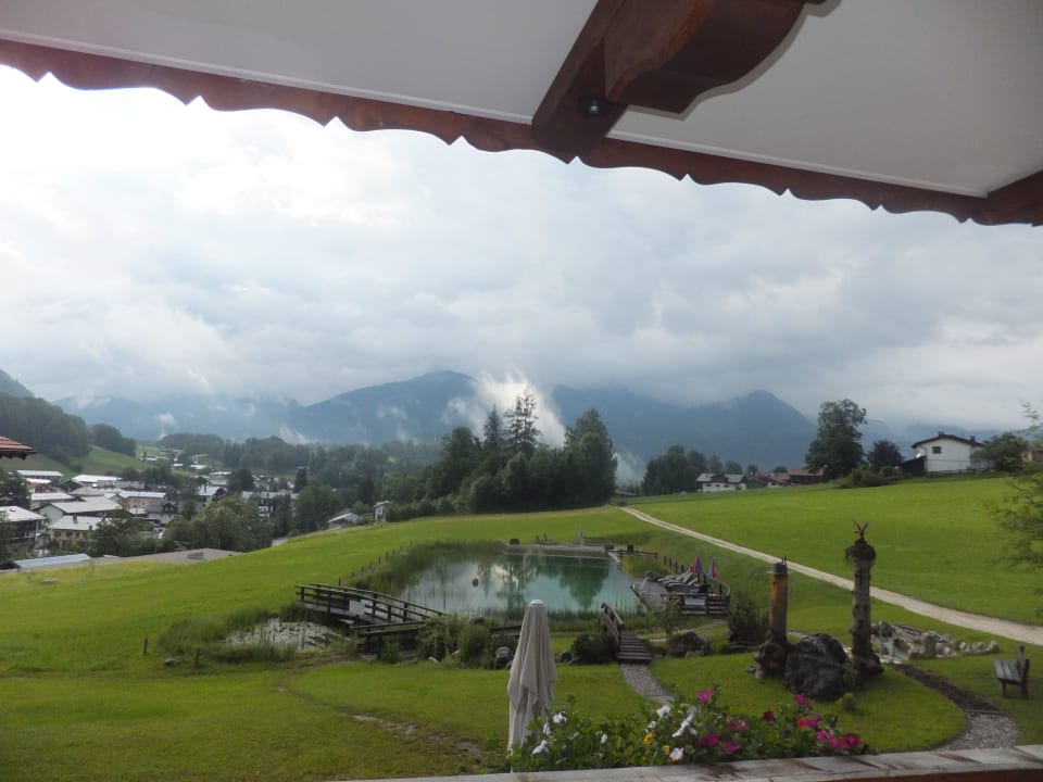 Blick aus dem Zimmer zum Watzmann im Nebel Naturhotel Reissenlehen