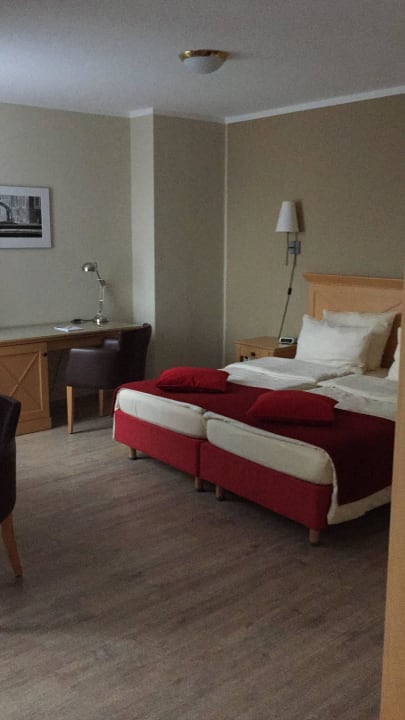 Bett und Schreibtisch 2.  Hotel Jellentrup