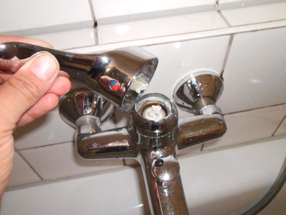 Defekte Armaturen der Dusche Apart Hotel Tassilo