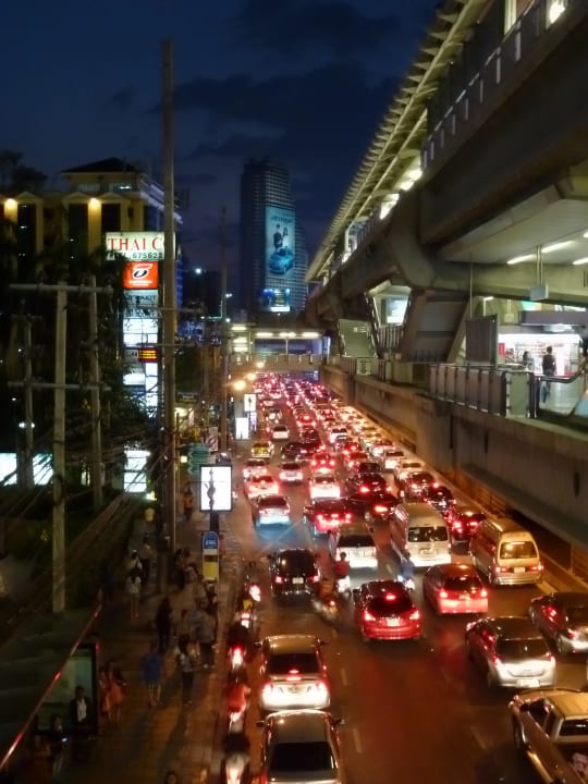 Ausblick Ueberfuehrung zum Skytrain Eastin Grand Hotel Sathorn