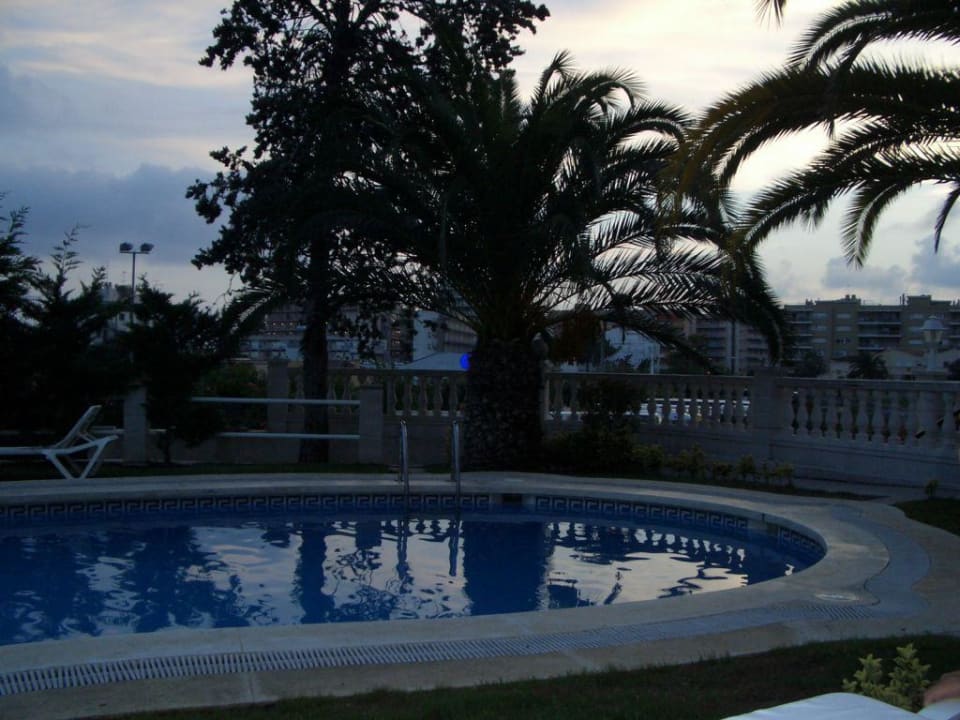 Poolansicht bei Dämmerung Hotel Bonsol