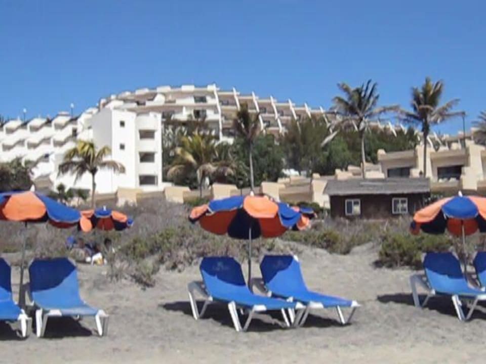 Leere Liegestühle SBH Crystal Beach Hotel & Suites