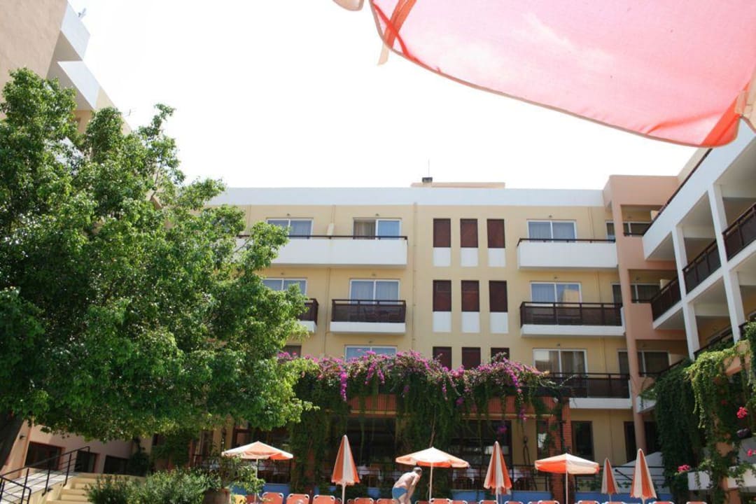 Widok z hotelowego basenu Atrium Ambiance Hotel