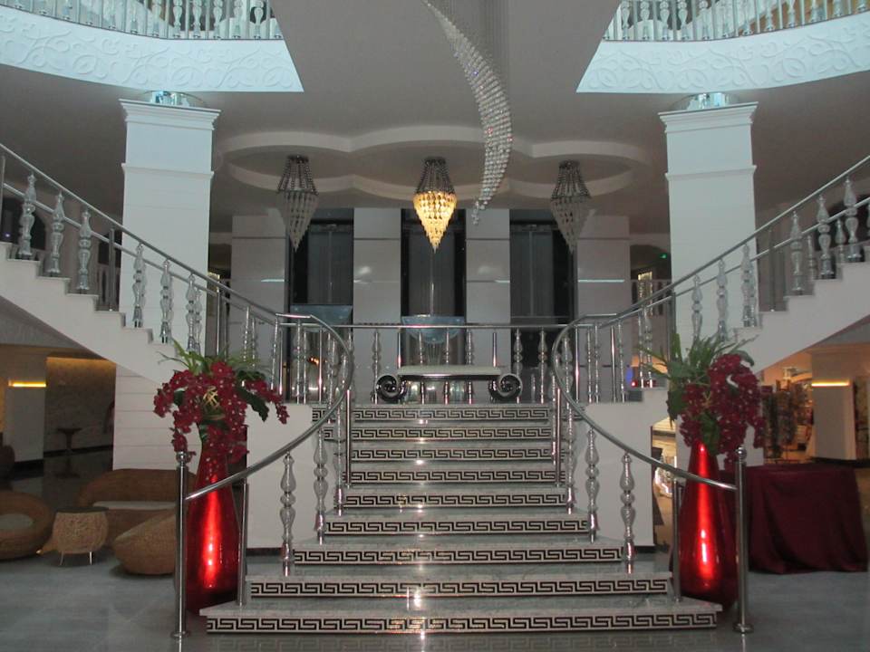 Trap naar boven naar receptie Q Premium Resort