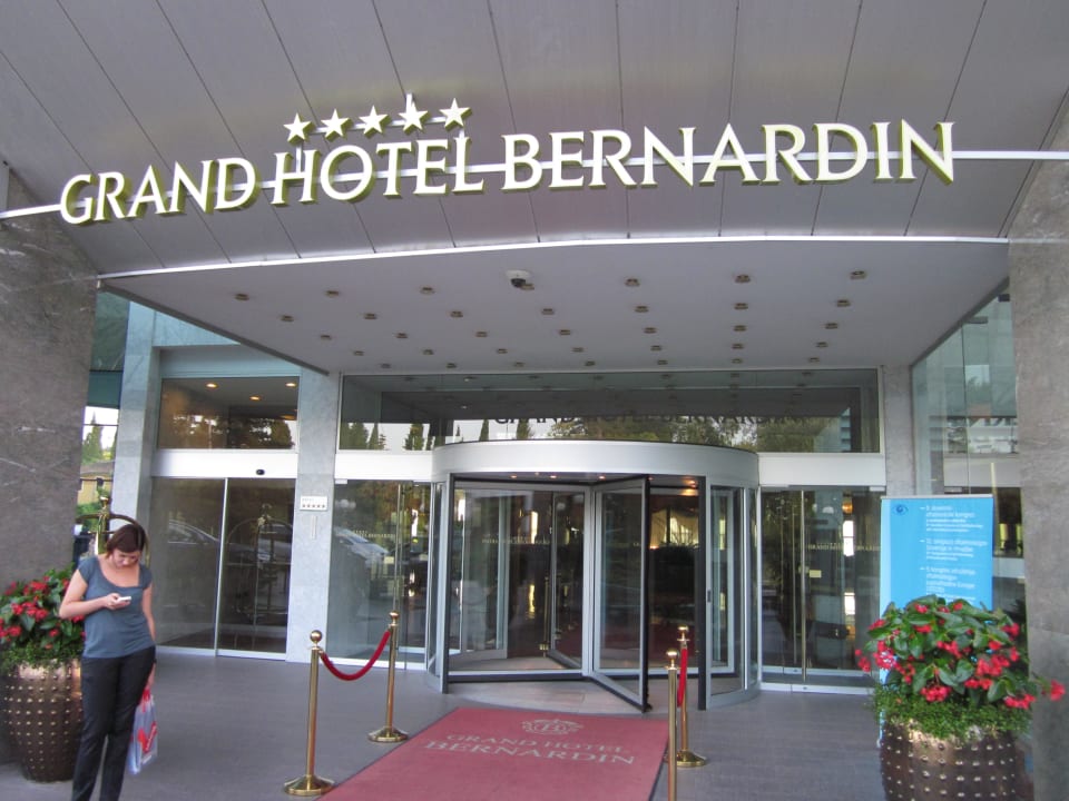 Hoteleingang Grand Hotel Bernardin