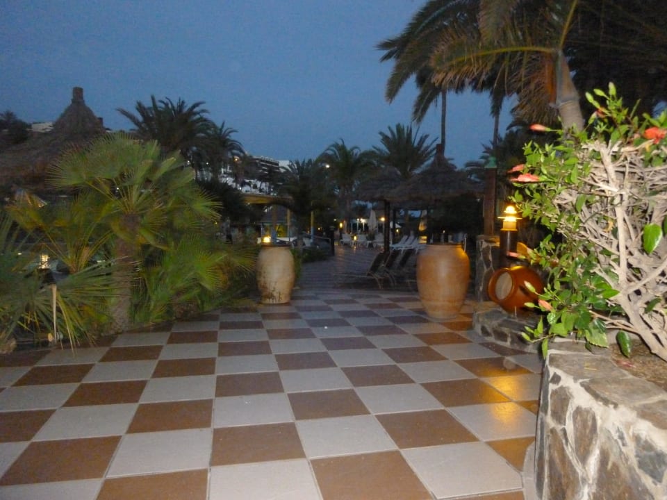 Von der Rezeption zum Pool Corallium Beach by Lopesan Hotels - Adults only