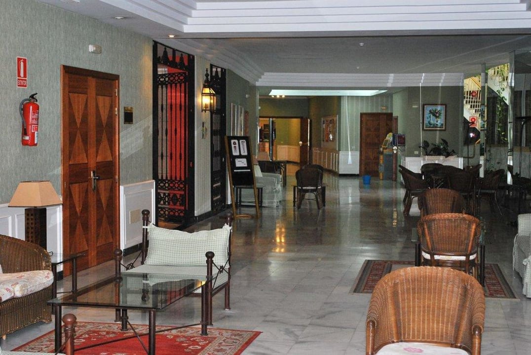 Vor dem Restaurant Coral La Quinta Park Suites