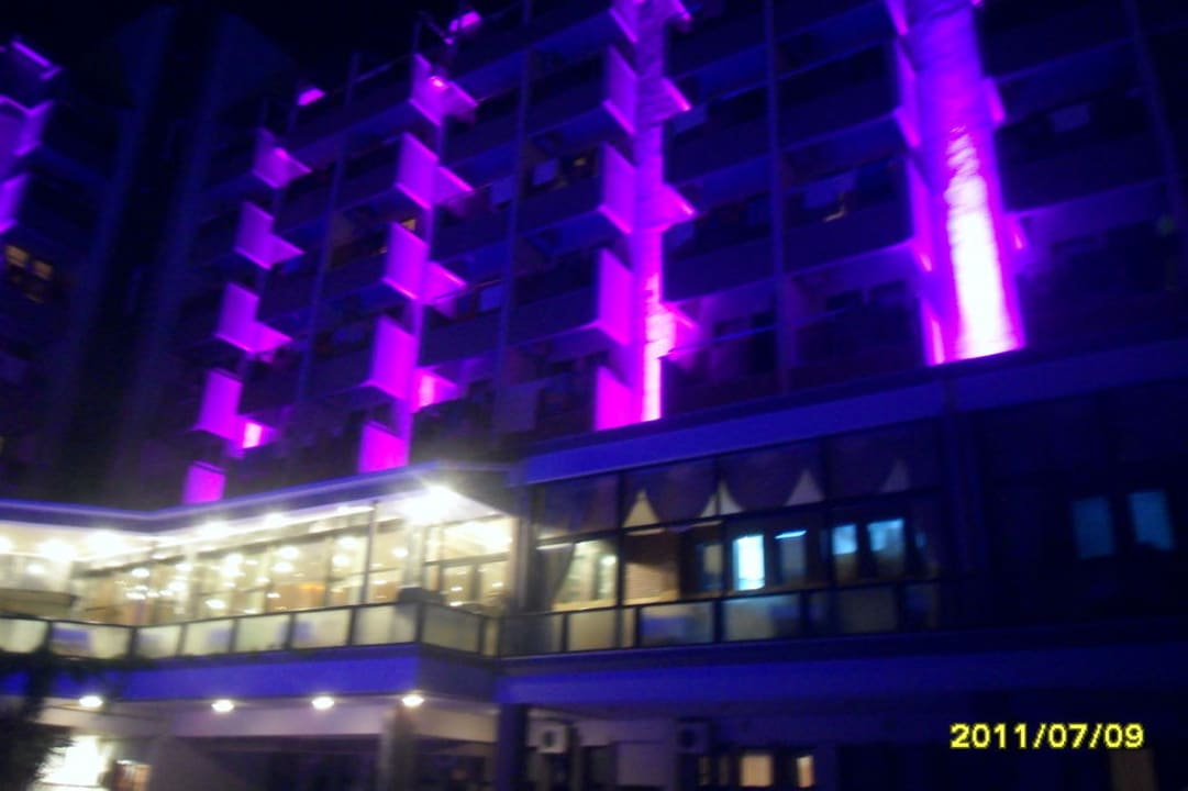 Ночное освещение отеля Hotel Akropol