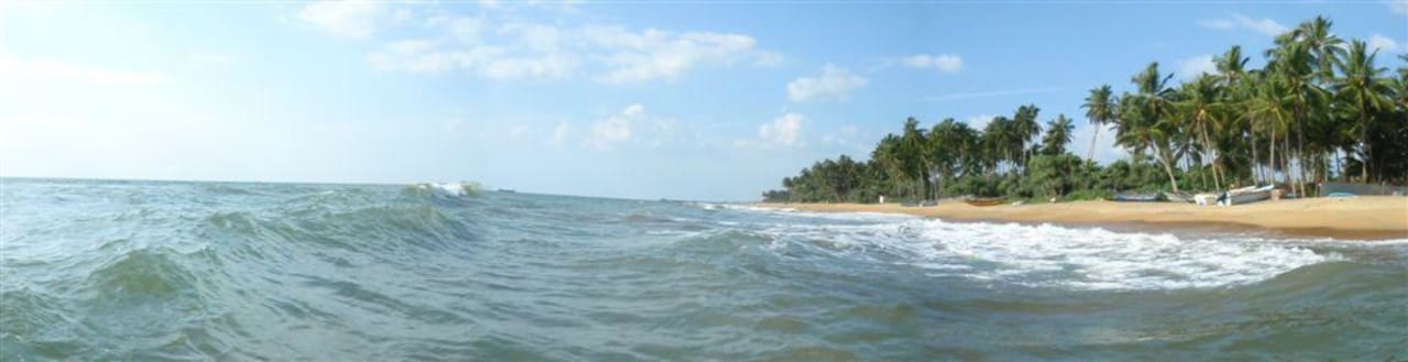 Plaża tuż przy hotelu widziana z wody Mermaid Hotel & Club