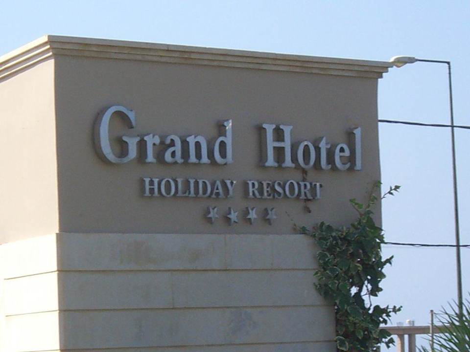Einfahrt Grand Hotel Holiday Resort