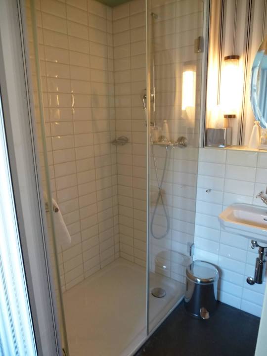 Großzügige Dusche Hotel Helvetia