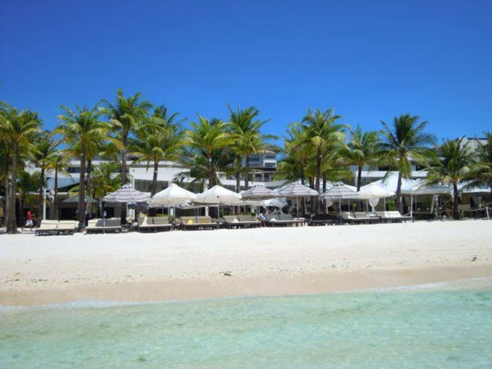 Strand mit Liegen  Hotel Discovery Shores Boracay