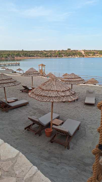 Strand Anda Barut Collection