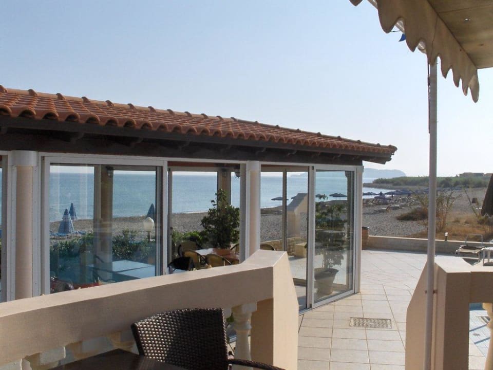 Blick von der Terrasse auf Pavillon und Strand Caretta Beach Hotel