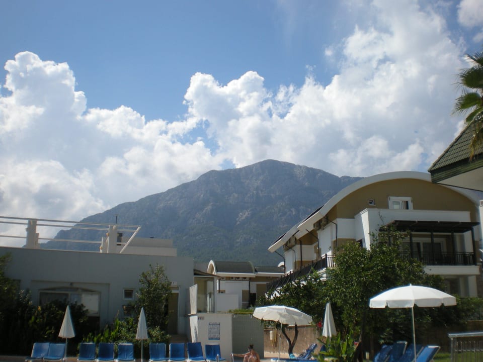 Nebenpool Zwei: Aussicht auf Taunusgebirge Armas Gül Beach