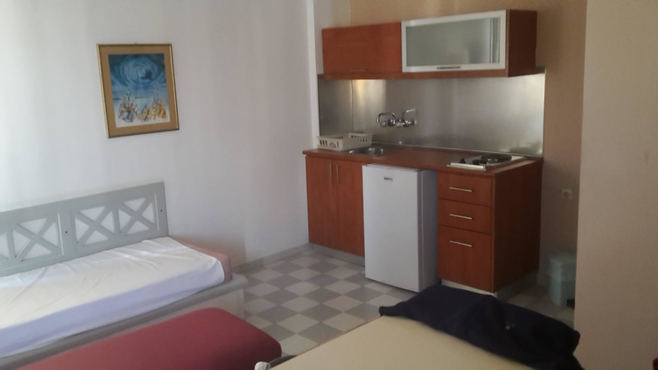 Kleine Küche aber Platz zum Essen Nami Hotel & Suites