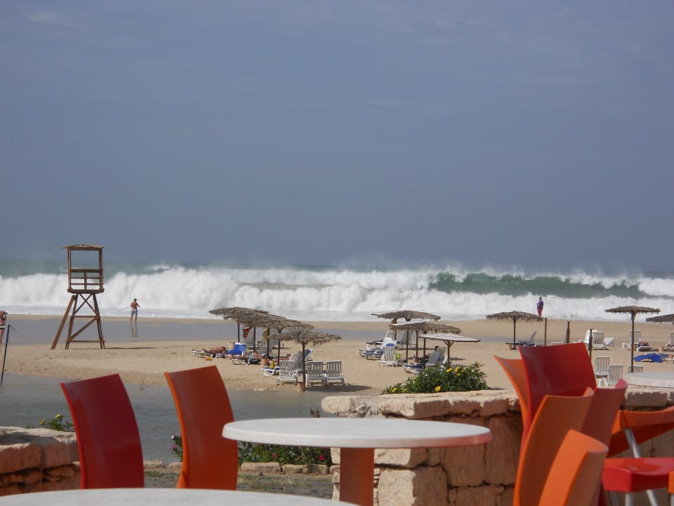 Strandbar und tosende Brandung Occidental Boa Vista Beach