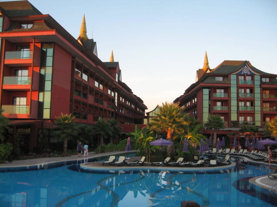 Pool und Hotel von der Brücke aus Siam Elegance Hotels & Spa