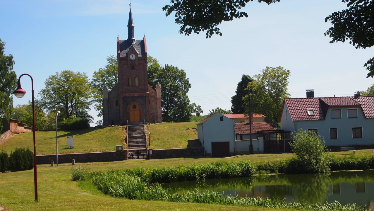 Die gegenüber liegende Dorfkirche Schloss Wulkow