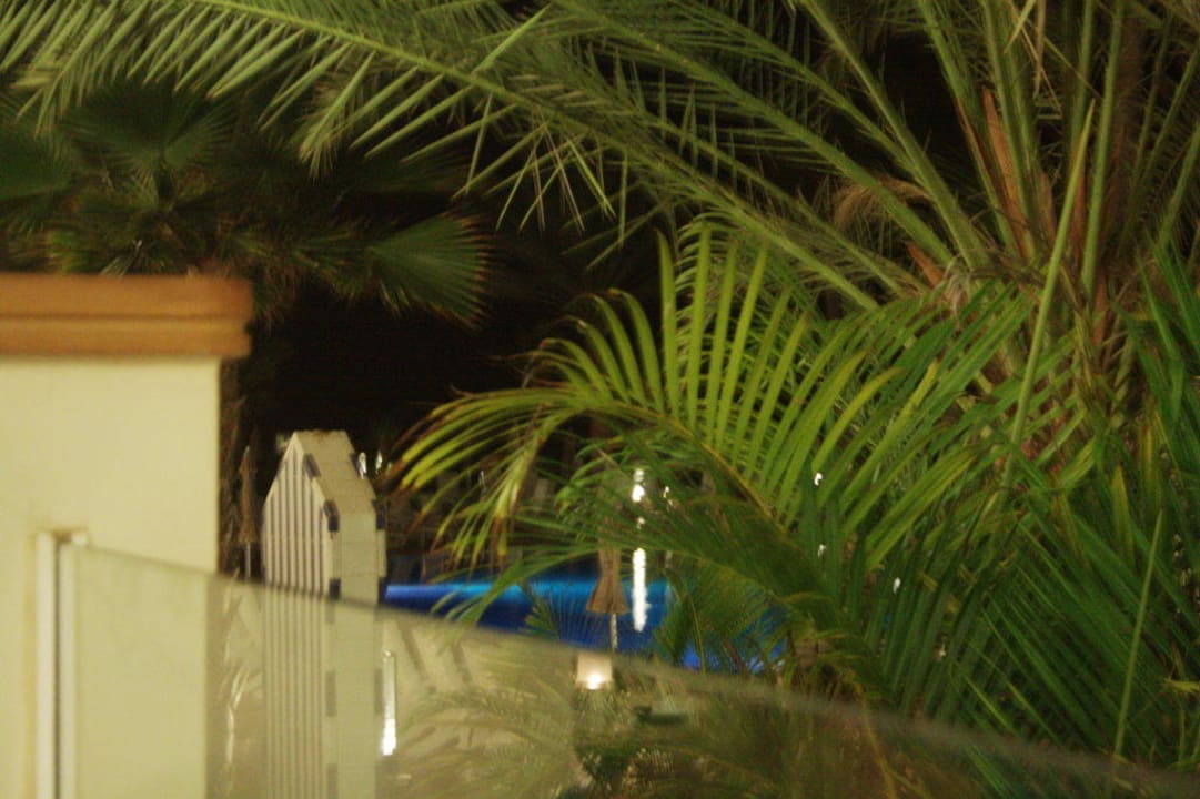 Der Pool bei Nacht Hotel Riu Palace Tres Islas