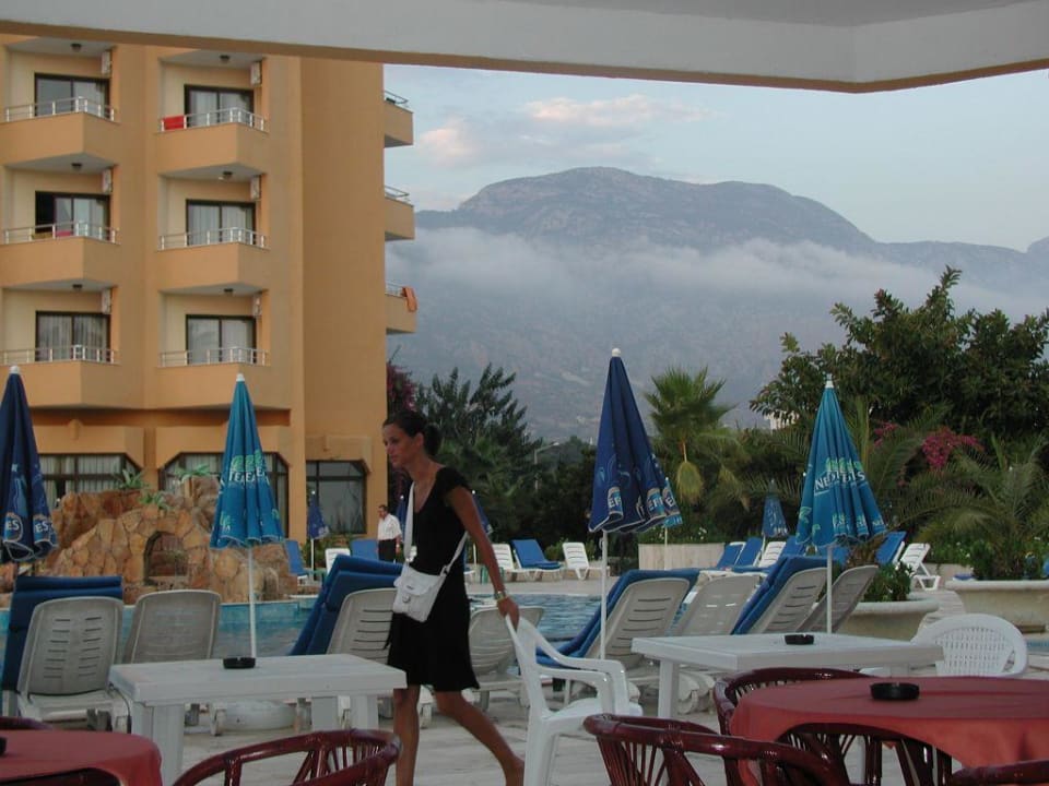 Hotel, mit Pool, hinten dran Berge Sunshine