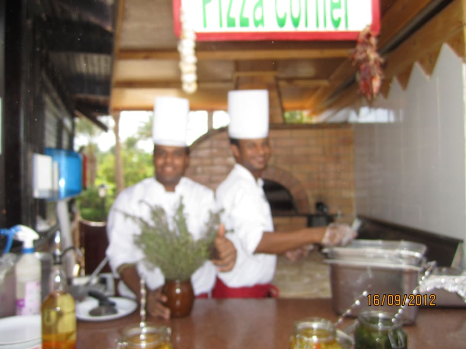 Lecker Pizza am Strand Jaz Makadi Oasis Resort