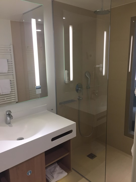 Bad Dusche und WC getrennt SEETELHOTEL Kaiserstrand Beachhotel