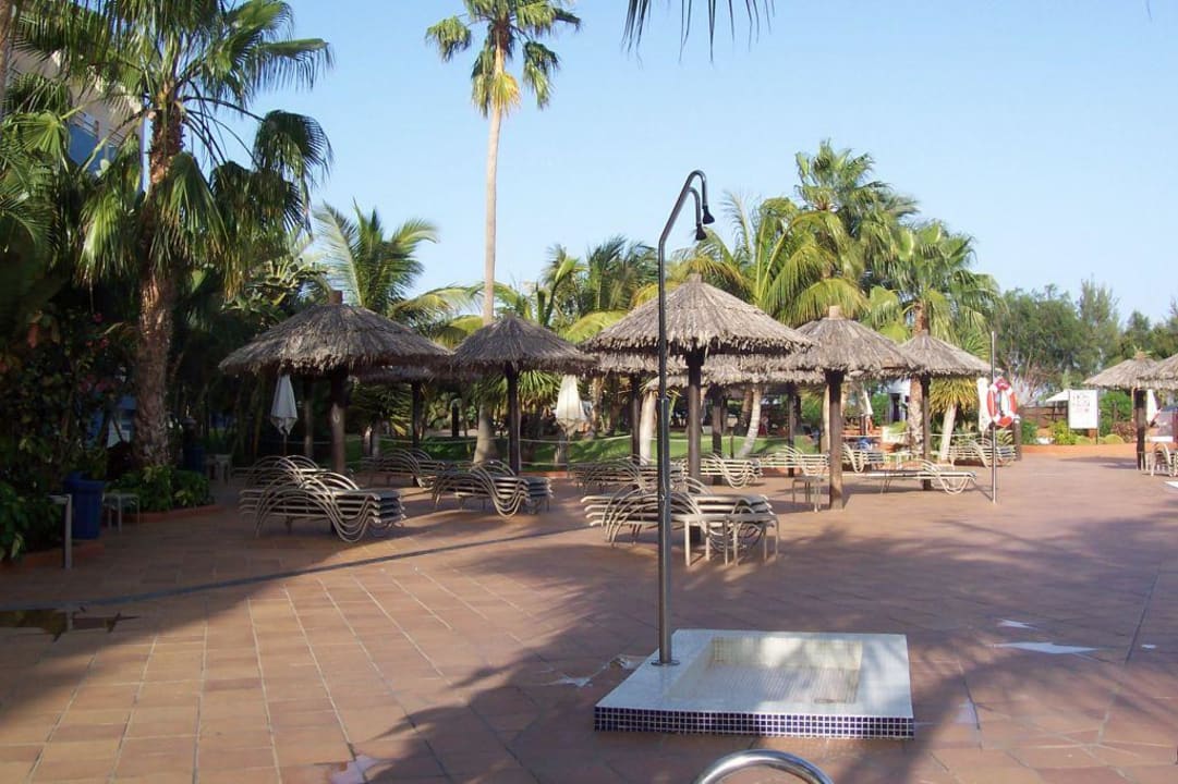 Liegen und Sonnenschirme im Poolbereich IFA Altamarena by Lopesan Hotels