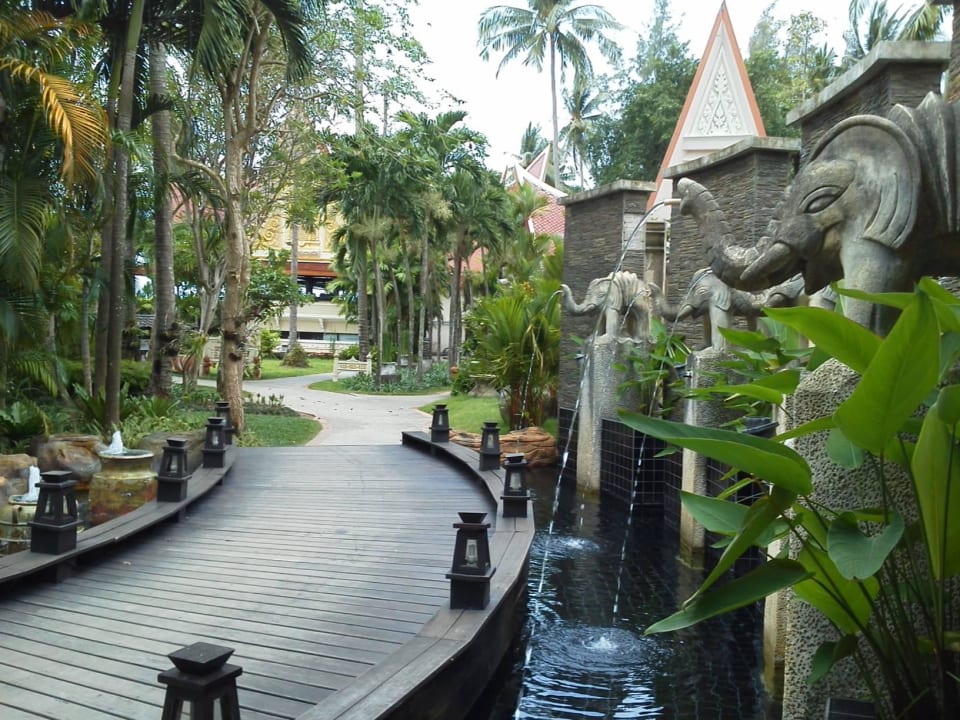 Großzügige Gartenanalage Santhiya Tree Koh Chang Resort