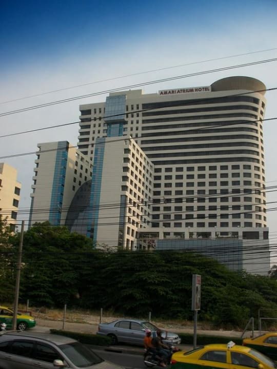 Blick von der Strasse aufs Hotel Grand Mercure Bangkok Atrium