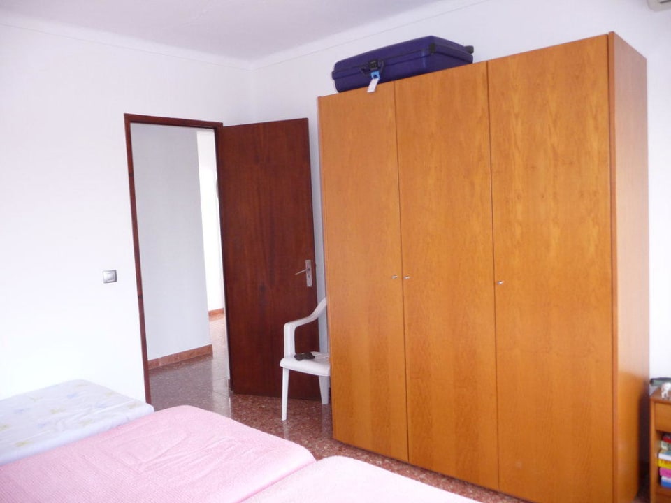 Zimmer Blick auf Kleiderschrank Hotel Maria