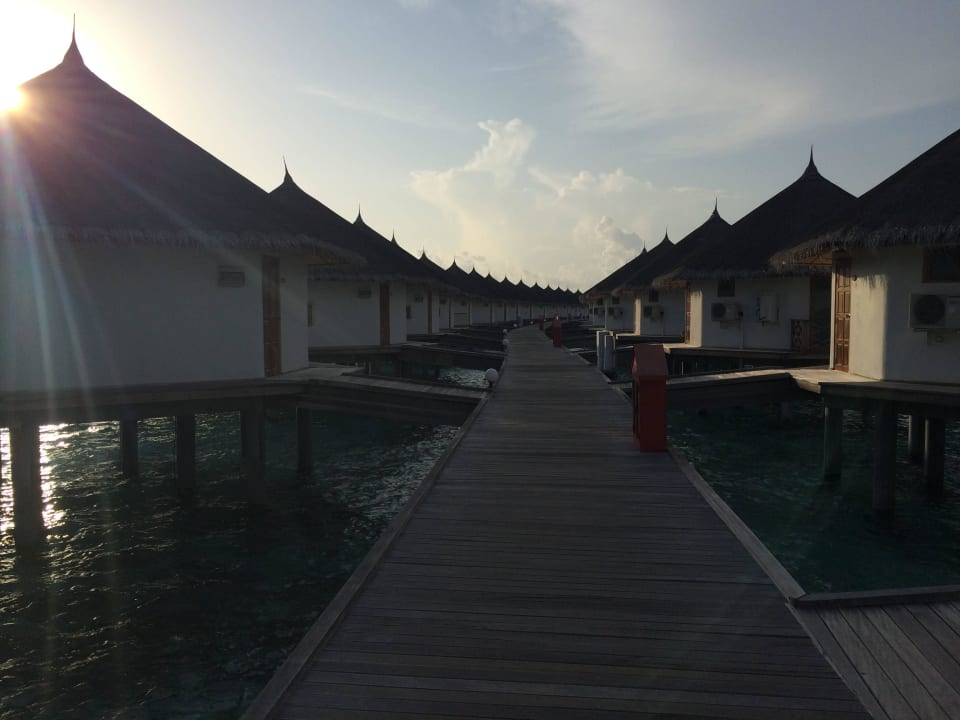 Weg zu den Wasserbungalows Safari Island Maldives