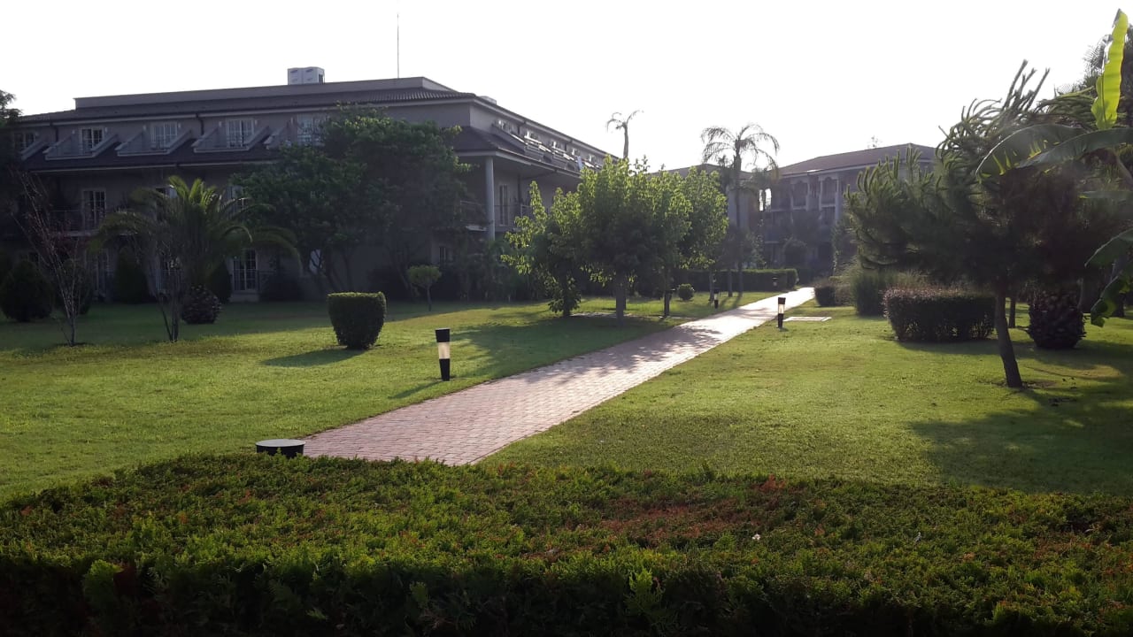 Weg vom Pool zu den Nebengebäuden Sunis Elita Beach Resort & Spa