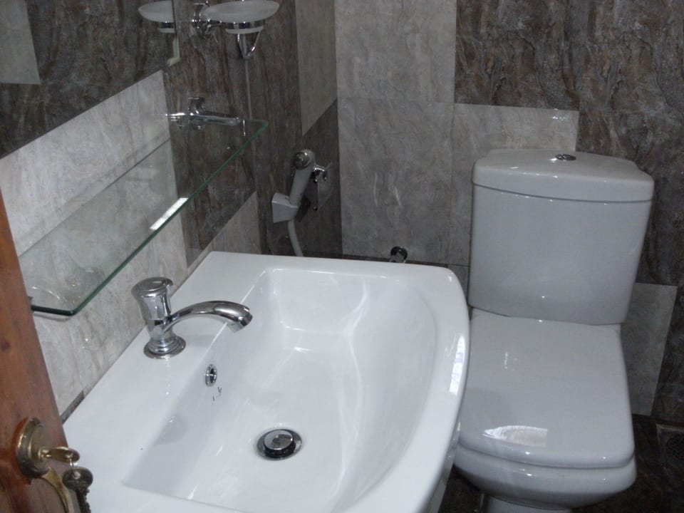 Good clear privet bathroom Travel Lodge Lake View Tourist Resort