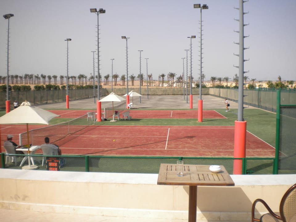 Blick von Tennisbar auf Tennisplätze Cleopatra Luxury Resort Makadi Bay