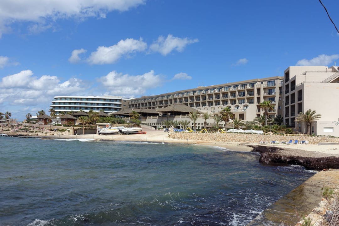 Blick vom Hotelstrand auf das Nachbarhotel Ramla Resort Riviera Spa Resort - Adults Only