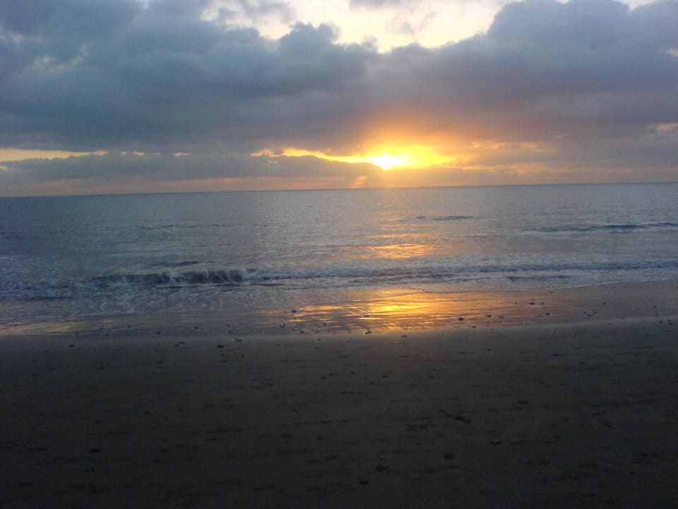 Sonnenaufgang um 7.30 Uhr beim joggen am Strand Sahara Beach Club