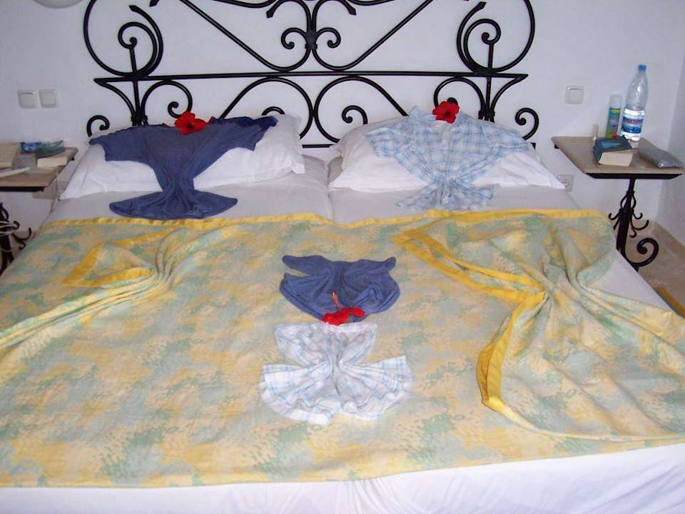 Schöne Dekoration auf dem Doppelbett Alassio Hotel and Thalasso