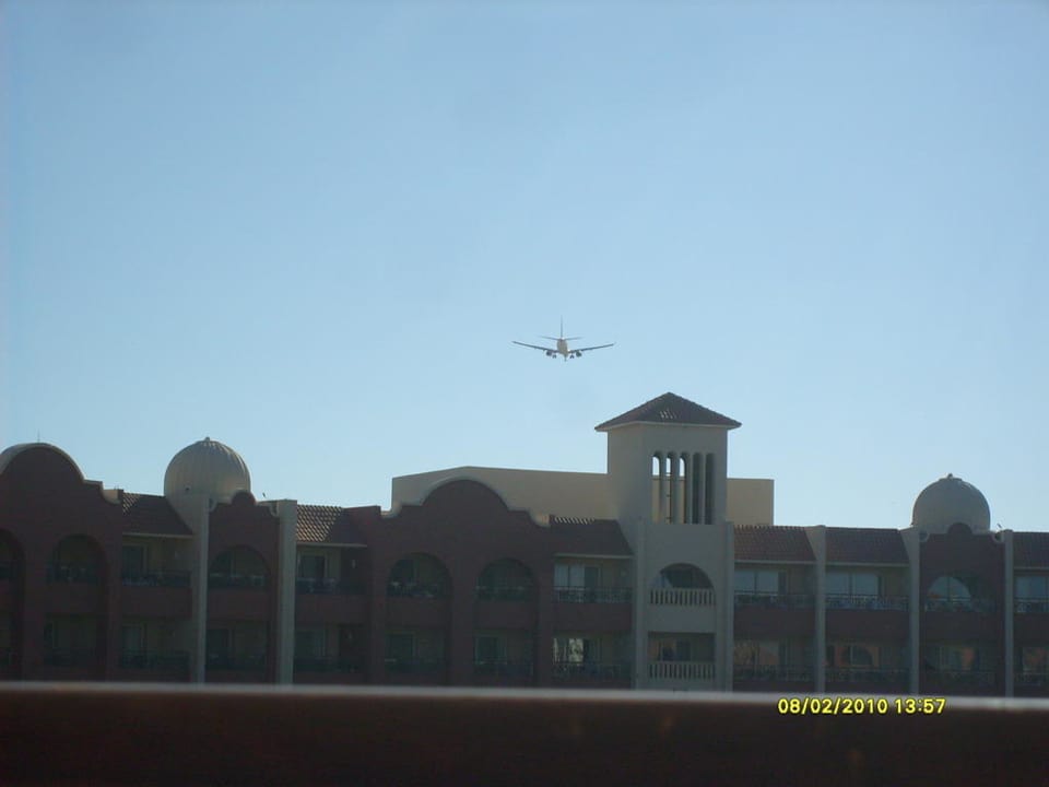 Flugzeug im Landeanflug Tirana Aqua Park Resort