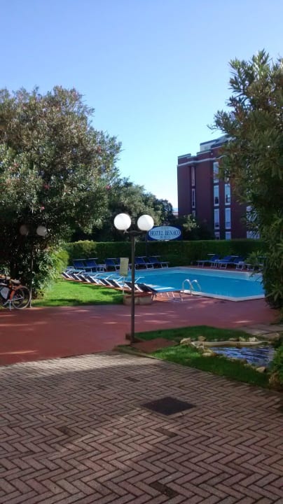Blick vom Garten zum Pool Hotel Benaco