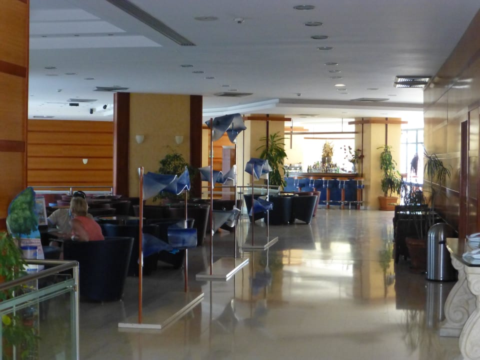 Die Lobby und im Hintergrund die Hauptbar Hotel Calypso Beach