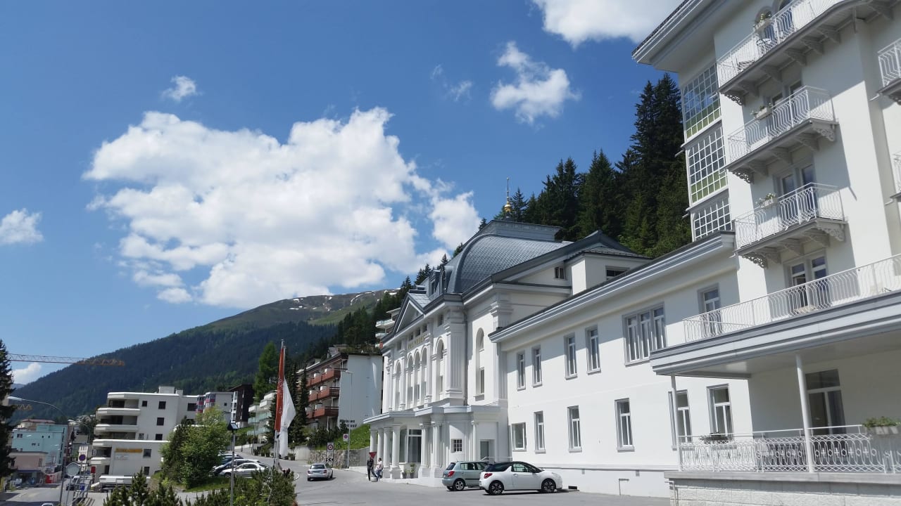 Hoteleingang Steigenberger Icon Grandhotel Belvédère