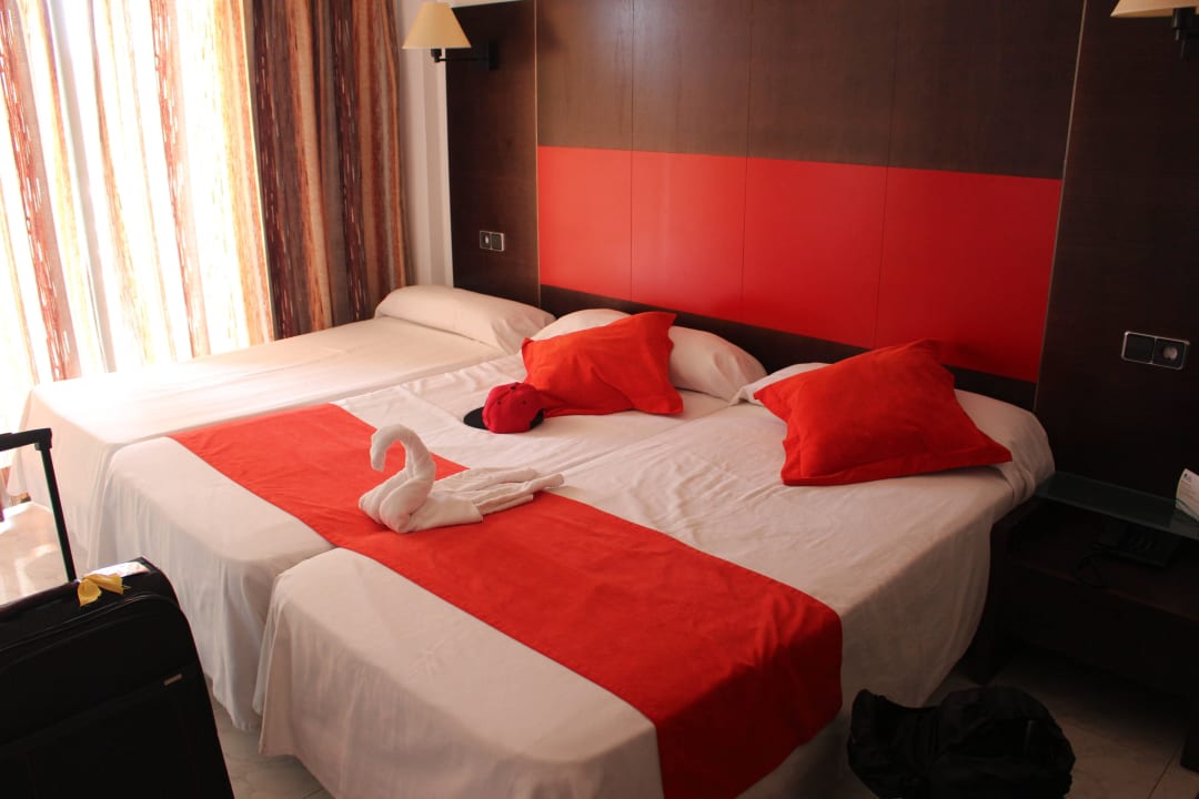Bei drei  Betten ist kein Platz für die Koffer  Bahía de Alcúdia Hotel & Spa