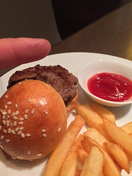 Eher klein, der angeboten Hamburger in der Lounge Hyatt Regency Hotel Suzhou